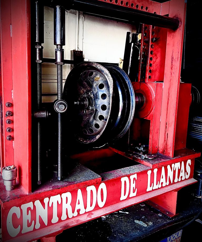 Máquina de centrado de llantas en el taller de La Fernandina
